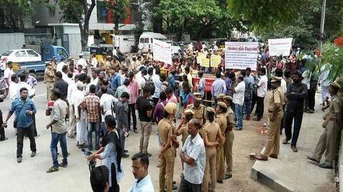 तमिलनाडु: श्रीलंका से आए शरणार्थियों का इंटरव्यू लेने के कारण दो पत्रकारों पर केस दर्ज तमिलनाडु: श्रीलंका से आए शरणार्थियों का इंटरव्यू लेने के कारण दो पत्रकारों पर केस दर्ज