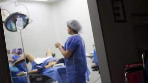 अमेरिका: अस्पताल ने खुफिया कैमरे लगाकर बच्चों को जन्म देती 1,800 महिलाओं के बनाए वीडियो अमेरिका: अस्पताल ने खुफिया कैमरे लगाकर बच्चों को जन्म देती 1,800 महिलाओं के बनाए वीडियो