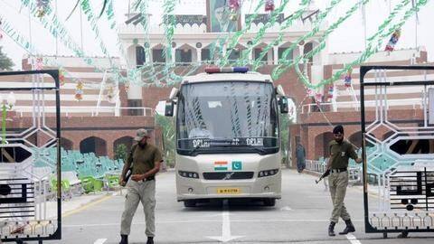 रेल सेवा बंद करने के बाद पाकिस्तान ने दिल्ली-लाहौर बस पर भी लगाई रोक रेल सेवा बंद करने के बाद पाकिस्तान ने दिल्ली-लाहौर बस पर भी लगाई रोक