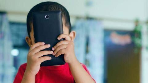 लॉकडाउन में मोबाइल पर ज्यादा समय बिता रहे बच्चे, ऐसे रखें उनकी गतिविधियों पर नजर लॉकडाउन में मोबाइल पर ज्यादा समय बिता रहे बच्चे, ऐसे रखें उनकी गतिविधियों पर नजर