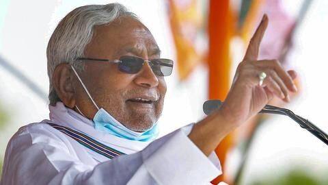 बिहार: नीतीश ने पेश किया सरकार बनाने का दावा, सोमवार को लेंगे मुख्यमंत्री पद की शपथ बिहार: नीतीश ने पेश किया सरकार बनाने का दावा, सोमवार को लेंगे मुख्यमंत्री पद की शपथ