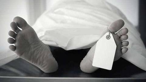 घर में सड़ती रही महिला की लाश, पति और बेटे ने नहीं किया अंतिम संस्कार घर में सड़ती रही महिला की लाश, पति और बेटे ने नहीं किया अंतिम संस्कार