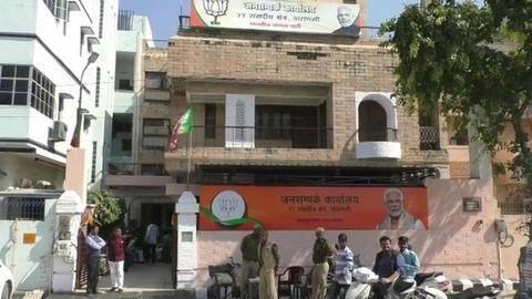 वाराणसी: OLX पर बिक्री के लिए डाल दिया प्रधानमंत्री मोदी का संसदीय कार्यालय, चार गिरफ्तार वाराणसी: OLX पर बिक्री के लिए डाल दिया प्रधानमंत्री मोदी का संसदीय कार्यालय, चार गिरफ्तार