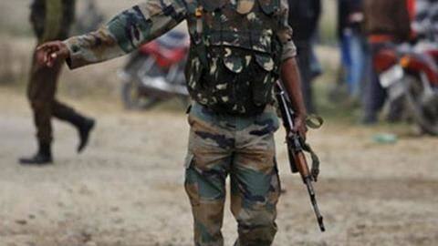 जम्मू-कश्मीर: सोपोर में व्यापारी के घर पर आतंकी हमला, ढाई साल की बच्ची समेत चार घायल जम्मू-कश्मीर: सोपोर में व्यापारी के घर पर आतंकी हमला, ढाई साल की बच्ची समेत चार घायल