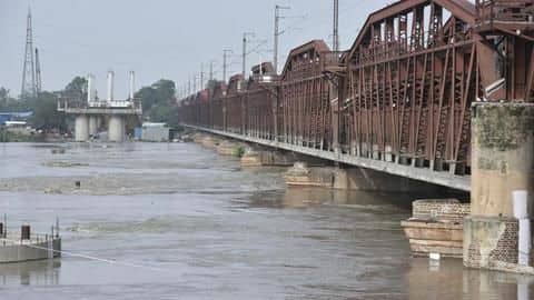 दिल्ली में खतरे के निशान से ऊपर यमुना, हजारों लोगों को सुरक्षित स्थानों पर भेजा गया दिल्ली में खतरे के निशान से ऊपर यमुना, हजारों लोगों को सुरक्षित स्थानों पर भेजा गया