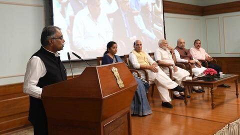 शीर्ष अधिकारियों से मिले प्रधानमंत्री मोदी, कहा- ईज ऑफ लिविंग सुधारने के लिए उठाएं कदम शीर्ष अधिकारियों से मिले प्रधानमंत्री मोदी, कहा- ईज ऑफ लिविंग सुधारने के लिए उठाएं कदम