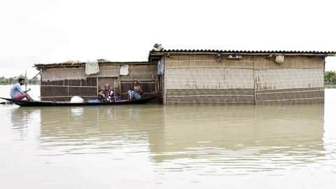 बिहार और असम में बाढ़ से 35 लाख लोग प्रभावित, 100 से ज्यादा की हुई मौत बिहार और असम में बाढ़ से 35 लाख लोग प्रभावित, 100 से ज्यादा की हुई मौत