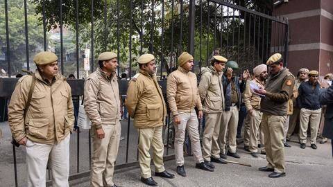 JNU हिंसा: लापरवाही के आरोपों पर दिल्ली पुलिस ने खुद को क्लीन चिट दी JNU हिंसा: लापरवाही के आरोपों पर दिल्ली पुलिस ने खुद को क्लीन चिट दी