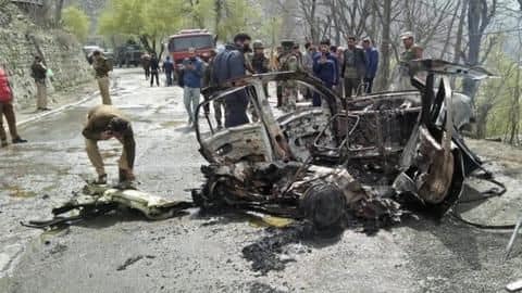 श्रीनगर हाइवे पर जा रहे CRPF काफिले के पास कार में ब्लास्ट, याद आया पुलवामा हमला श्रीनगर हाइवे पर जा रहे CRPF काफिले के पास कार में ब्लास्ट, याद आया पुलवामा हमला