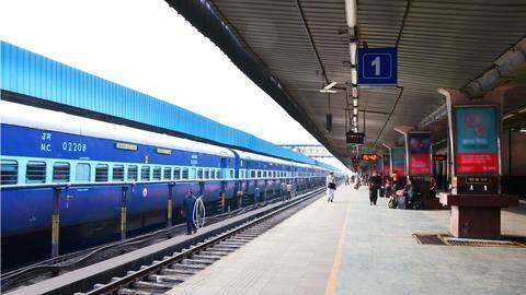 रेल में सफर करना होगा महंगा, कई स्टेशनों पर यूजर फी लगाने की तैयारी में रेलवे रेल में सफर करना होगा महंगा, कई स्टेशनों पर यूजर फी लगाने की तैयारी में रेलवे