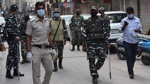 दिल्ली: CRPF के 122 जवान कोरोना वायरस से संक्रमित, 100 की रिपोर्ट का इंतजार दिल्ली: CRPF के 122 जवान कोरोना वायरस से संक्रमित, 100 की रिपोर्ट का इंतजार