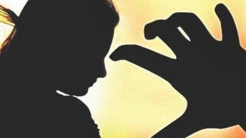 राष्ट्रपति भवन के कर्मचारी पर महिला से रेप करने का आरोप, पुलिस ने शुरू की जांच राष्ट्रपति भवन के कर्मचारी पर महिला से रेप करने का आरोप, पुलिस ने शुरू की जांच