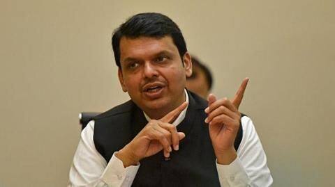 महाराष्ट्र के मुख्यमंत्री पर ट्रैफिक नियम तोड़ने के कारण 13,000 का जुर्माना, पुलिस ने किया माफ महाराष्ट्र के मुख्यमंत्री पर ट्रैफिक नियम तोड़ने के कारण 13,000 का जुर्माना, पुलिस ने किया माफ