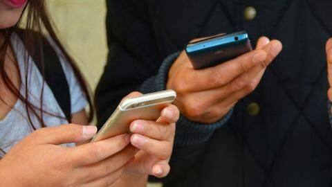 इस राज्य में सरकारी स्कूलों में पढ़ने वाले छात्रों को मोबाइल फोन दे रही है सरकार इस राज्य में सरकारी स्कूलों में पढ़ने वाले छात्रों को मोबाइल फोन दे रही है सरकार