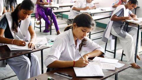 CBSE 12वीं रिजल्ट से नहीं हैं खुश तो कराएं मार्क्स वेरिफिकेशन, जानें कैसे करें आवेदन CBSE 12वीं रिजल्ट से नहीं हैं खुश तो कराएं मार्क्स वेरिफिकेशन, जानें कैसे करें आवेदन