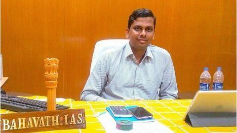पिता की मृत्यु के कारण छोड़ना पड़ा था स्कूल, फिर 19 साल बाद बने IAS अधिकारी पिता की मृत्यु के कारण छोड़ना पड़ा था स्कूल, फिर 19 साल बाद बने IAS अधिकारी