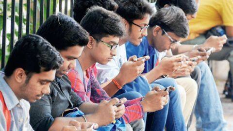 क्या योगी सरकार ने कॉलेज में मोबाइल लेकर जाने पर रोक लगा दी है? जानें सच्चाई क्या योगी सरकार ने कॉलेज में मोबाइल लेकर जाने पर रोक लगा दी है? जानें सच्चाई