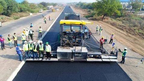 NHAI ने 18 घंटे में बनाई 25.54 किलोमीटर सड़क, 'लिम्का बुक ऑफ रिकॉर्ड्स' में होगा दर्ज NHAI ने 18 घंटे में बनाई 25.54 किलोमीटर सड़क, 'लिम्का बुक ऑफ रिकॉर्ड्स' में होगा दर्ज