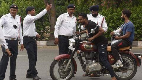 इस राज्य में हेलमेट न पहनने पर निलंबित हो सकता है ड्राइविंग लाइसेंस इस राज्य में हेलमेट न पहनने पर निलंबित हो सकता है ड्राइविंग लाइसेंस