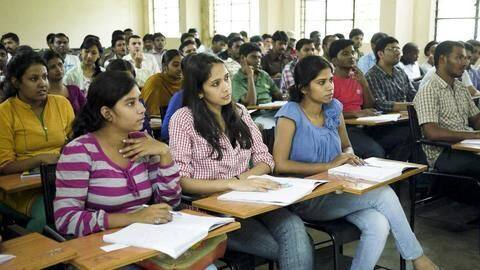 लॉकडाउन के बीच ऑनलाइन परीक्षाओं का विरोध क्यों कर रहे हैं छात्र? लॉकडाउन के बीच ऑनलाइन परीक्षाओं का विरोध क्यों कर रहे हैं छात्र?