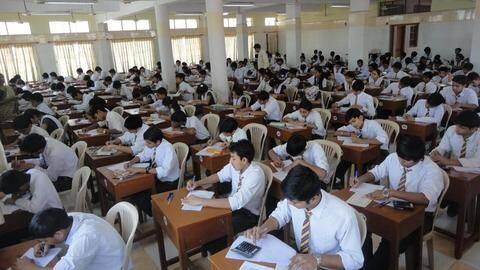 महाराष्ट्र: ICSE 10वीं बोर्ड परीक्षाओं के आयोजन में आईं मुश्किलें, हाई कोर्ट में दायर हुई याचिका महाराष्ट्र: ICSE 10वीं बोर्ड परीक्षाओं के आयोजन में आईं मुश्किलें, हाई कोर्ट में दायर हुई याचिका