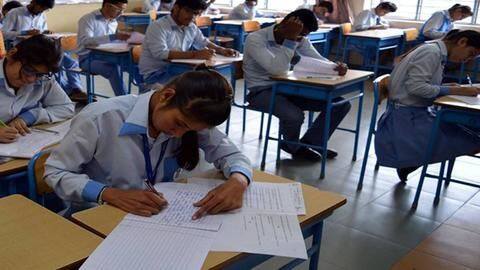 CBSE Board Exam 2020: बिना परीक्षा ही पास हो सकते हैं 12वीं के छात्र CBSE Board Exam 2020: बिना परीक्षा ही पास हो सकते हैं 12वीं के छात्र