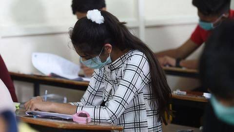 CBSE: परीक्षा में सैनिटाइजर और मास्क होगा अनिवार्य, इन बातों का रखें खास ध्यान CBSE: परीक्षा में सैनिटाइजर और मास्क होगा अनिवार्य, इन बातों का रखें खास ध्यान
