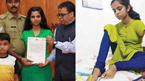 केरल: बिना हाथों के पैरों से परीक्षा लिखकर इस छात्रा ने प्राप्त की A+ ग्रेड केरल: बिना हाथों के पैरों से परीक्षा लिखकर इस छात्रा ने प्राप्त की A+ ग्रेड