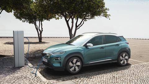 हुंडई की इस SUV ने बनाया रिकॉर्ड, एक बार चार्ज करने पर चली लगभग 1,000 किमी हुंडई की इस SUV ने बनाया रिकॉर्ड, एक बार चार्ज करने पर चली लगभग 1,000 किमी