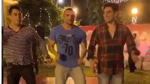 सोहेल-अरबाज के साथ क्रिसमस पार्टी में जमकर नाचे सलमान, देखें वीडियो सोहेल-अरबाज के साथ क्रिसमस पार्टी में जमकर नाचे सलमान, देखें वीडियो