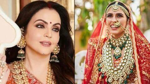 नीता अंबानी ने बहू श्लोका को मुंह दिखाई में दिया करोड़ों का हार, जानें कीमत नीता अंबानी ने बहू श्लोका को मुंह दिखाई में दिया करोड़ों का हार, जानें कीमत