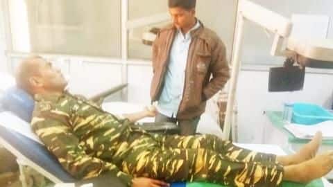 मानवता की शानदार मिसाल, CRPF जवान ने घायल नक्सली को खून देकर बचाई जान मानवता की शानदार मिसाल, CRPF जवान ने घायल नक्सली को खून देकर बचाई जान