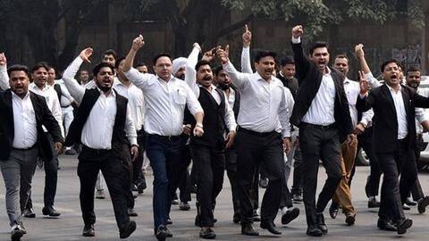 पुलिस बनाम वकील: दिल्ली में प्रदर्शन कर रहे दो वकीलों ने की आत्महत्या की कोशिश पुलिस बनाम वकील: दिल्ली में प्रदर्शन कर रहे दो वकीलों ने की आत्महत्या की कोशिश