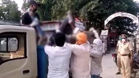 अमानवीयता की हद, कोरोना के डर से कचरे की गाड़ी में डालकर ले जाया गया शव अमानवीयता की हद, कोरोना के डर से कचरे की गाड़ी में डालकर ले जाया गया शव