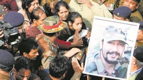 शहीद मेजर को विदाई देते वक्त पत्नी ने कहा, आपने मुझसे ज्यादा प्यार देश को किया शहीद मेजर को विदाई देते वक्त पत्नी ने कहा, आपने मुझसे ज्यादा प्यार देश को किया