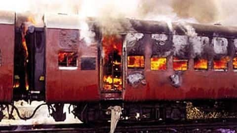 गोधरा कांड: 17 साल बाद पीड़ितों के परिजनों को 5-5 लाख रुपये देगी गुजरात सरकार गोधरा कांड: 17 साल बाद पीड़ितों के परिजनों को 5-5 लाख रुपये देगी गुजरात सरकार