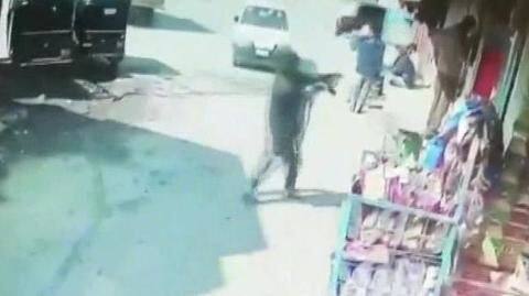 श्रीनगर: आतंकवादी ने दो पुलिसकर्मियों की दिनदहाड़े गोली मारकर हत्या की, CCTV में कैद हुआ मंजर श्रीनगर: आतंकवादी ने दो पुलिसकर्मियों की दिनदहाड़े गोली मारकर हत्या की, CCTV में कैद हुआ मंजर