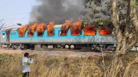 दिल्ली-देहरादून शताब्दी एक्सप्रेस के डिब्बे में लगी भयानक आग, सभी यात्री सुरक्षित दिल्ली-देहरादून शताब्दी एक्सप्रेस के डिब्बे में लगी भयानक आग, सभी यात्री सुरक्षित