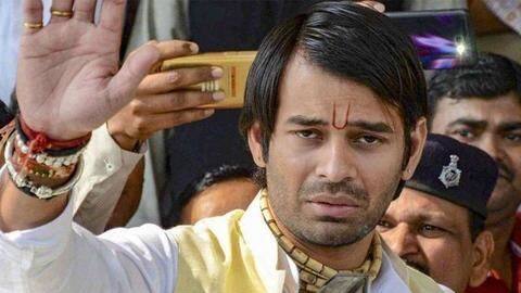 लालू के बड़े बेटे तेज प्रताप यादव ने बनाई अपनी अलग पार्टी 'लालू-राबड़ी मोर्चा' लालू के बड़े बेटे तेज प्रताप यादव ने बनाई अपनी अलग पार्टी 'लालू-राबड़ी मोर्चा'