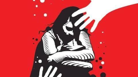 पुलिस के पास जाने के लिए गांव ने रेप पीड़िता पर लगाया 5,000 रुपये का जुर्माना पुलिस के पास जाने के लिए गांव ने रेप पीड़िता पर लगाया 5,000 रुपये का जुर्माना