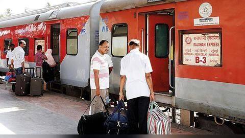 विशेष ट्रेनों में सात दिनों के लिए बुक हुई 45 करोड़ रुपये की दो लाख टिकटें विशेष ट्रेनों में सात दिनों के लिए बुक हुई 45 करोड़ रुपये की दो लाख टिकटें