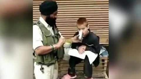 पुलवामा हमले में बचे जवान ने कश्मीरी बच्चे को अपने हाथों से खिलाया खाना, वीडियो वायरल पुलवामा हमले में बचे जवान ने कश्मीरी बच्चे को अपने हाथों से खिलाया खाना, वीडियो वायरल
