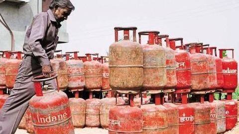 लगातार छठे महीने LPG सिलेंडरों की कीमत में इजाफा, अगस्त से अब तक 50 प्रतिशत वृद्धि लगातार छठे महीने LPG सिलेंडरों की कीमत में इजाफा, अगस्त से अब तक 50 प्रतिशत वृद्धि