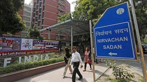 कोरोना वैक्सीनेशन: सरकार के साथ डाटा साझा करने को तैयार चुनाव आयोग, लेकिन डिलीट करना होगा कोरोना वैक्सीनेशन: सरकार के साथ डाटा साझा करने को तैयार चुनाव आयोग, लेकिन डिलीट करना होगा