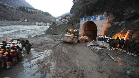 उत्तराखंड बाढ़: सुरंग में फंसे 35 मजदूरों को बचाने के लिए दो दिन से अभियान जारी उत्तराखंड बाढ़: सुरंग में फंसे 35 मजदूरों को बचाने के लिए दो दिन से अभियान जारी