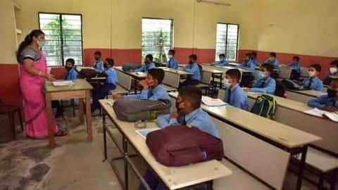 उत्तर प्रदेश में लगभग एक साल बाद खुले प्राइमरी स्कूल, सख्त गाइडलाइंस लागू उत्तर प्रदेश में लगभग एक साल बाद खुले प्राइमरी स्कूल, सख्त गाइडलाइंस लागू