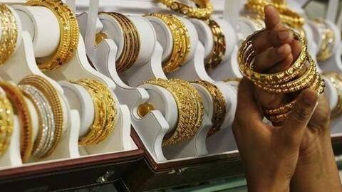 आयकर की रडार में आएंगे एक लाख रुपये से ऊपर सोने की खरीद समेत कई लेनदेन आयकर की रडार में आएंगे एक लाख रुपये से ऊपर सोने की खरीद समेत कई लेनदेन