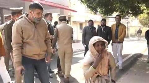 कानपुर: महिला का आरोप- लापता बेटी को ढूंढने के लिए पुलिस ने लिए डीजल के पैसे कानपुर: महिला का आरोप- लापता बेटी को ढूंढने के लिए पुलिस ने लिए डीजल के पैसे