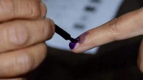 EVM के बाद चुनावी स्याही पर उठे सवाल, हो रहा आसानी से मिटने का दावा EVM के बाद चुनावी स्याही पर उठे सवाल, हो रहा आसानी से मिटने का दावा