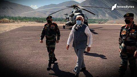 चीन के साथ तनाव के बीच लद्दाख पहुंचे प्रधानमंत्री मोदी, CDS जनरल बिपिन रावत भी साथ चीन के साथ तनाव के बीच लद्दाख पहुंचे प्रधानमंत्री मोदी, CDS जनरल बिपिन रावत भी साथ